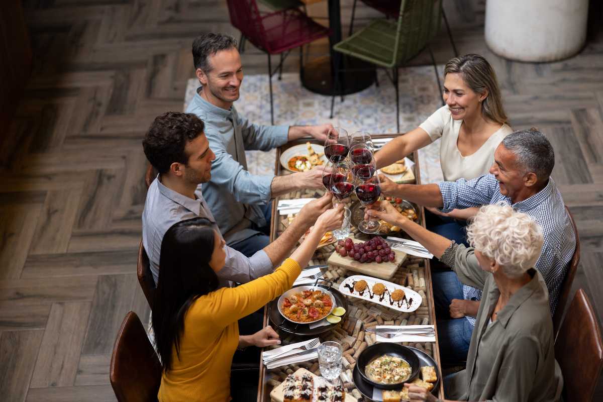 Scorcio di mercato del pesce di Porto Cesareo all’alba, banchi colmi di pescato fresco, venditori locali e clienti che scelgono il pesce, atmosfera vivace e autentica