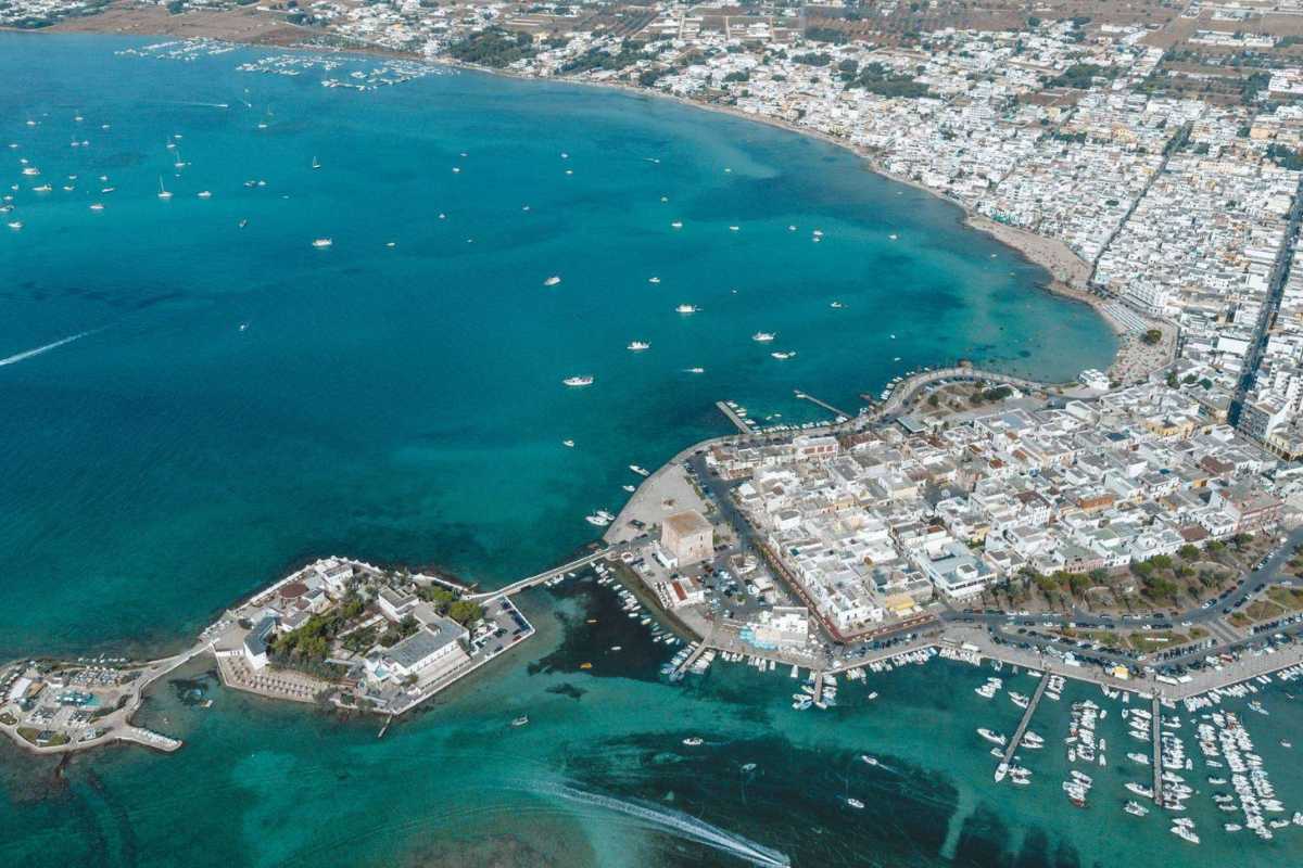 Sentiero naturalistico tra la macchia mediterranea della Penisola della Strea, con scorci su Porto Cesareo e il mare; atmosfera luminosa di inizio primavera